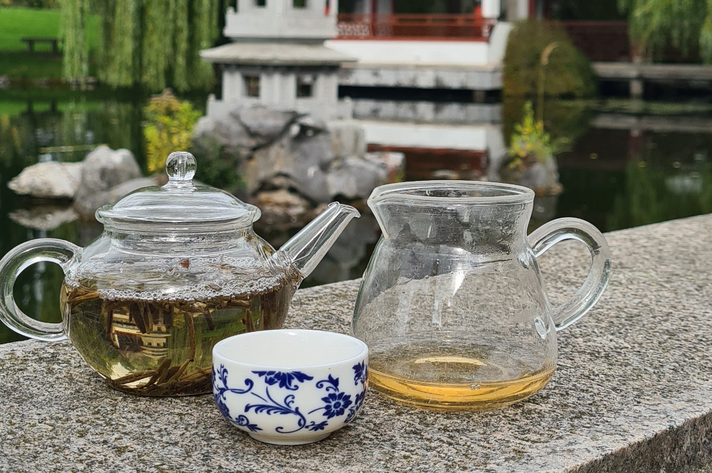Oolong-Teeservice vor chinesischem Garten